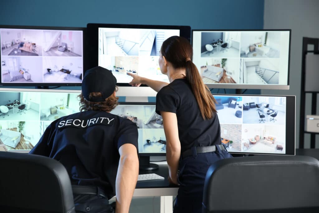 Sicherheitszentrale mit Videoüberwachung und Kontrollmonitoren